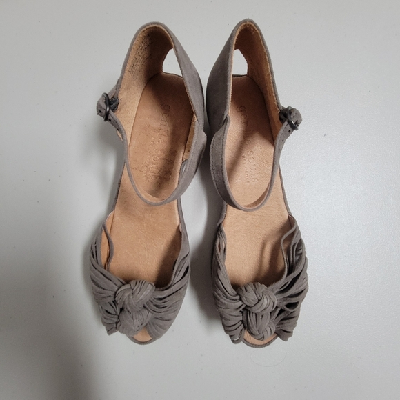 Gentle Souls By Kenneth Cole Women's Lily Knot Sandals. - Picture 3 of 11